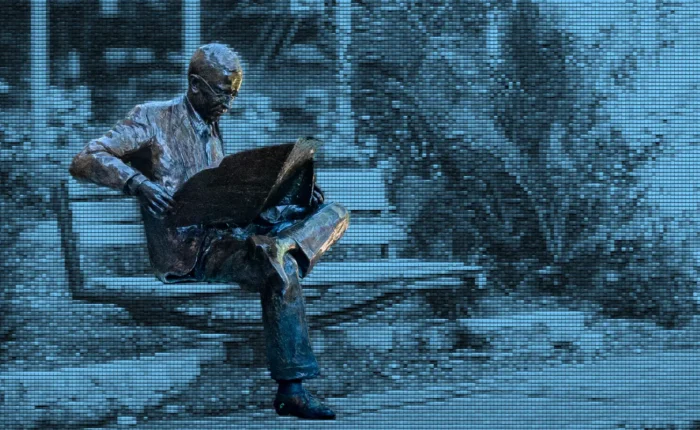 Statue of man reading at poynter institute st. petersburg